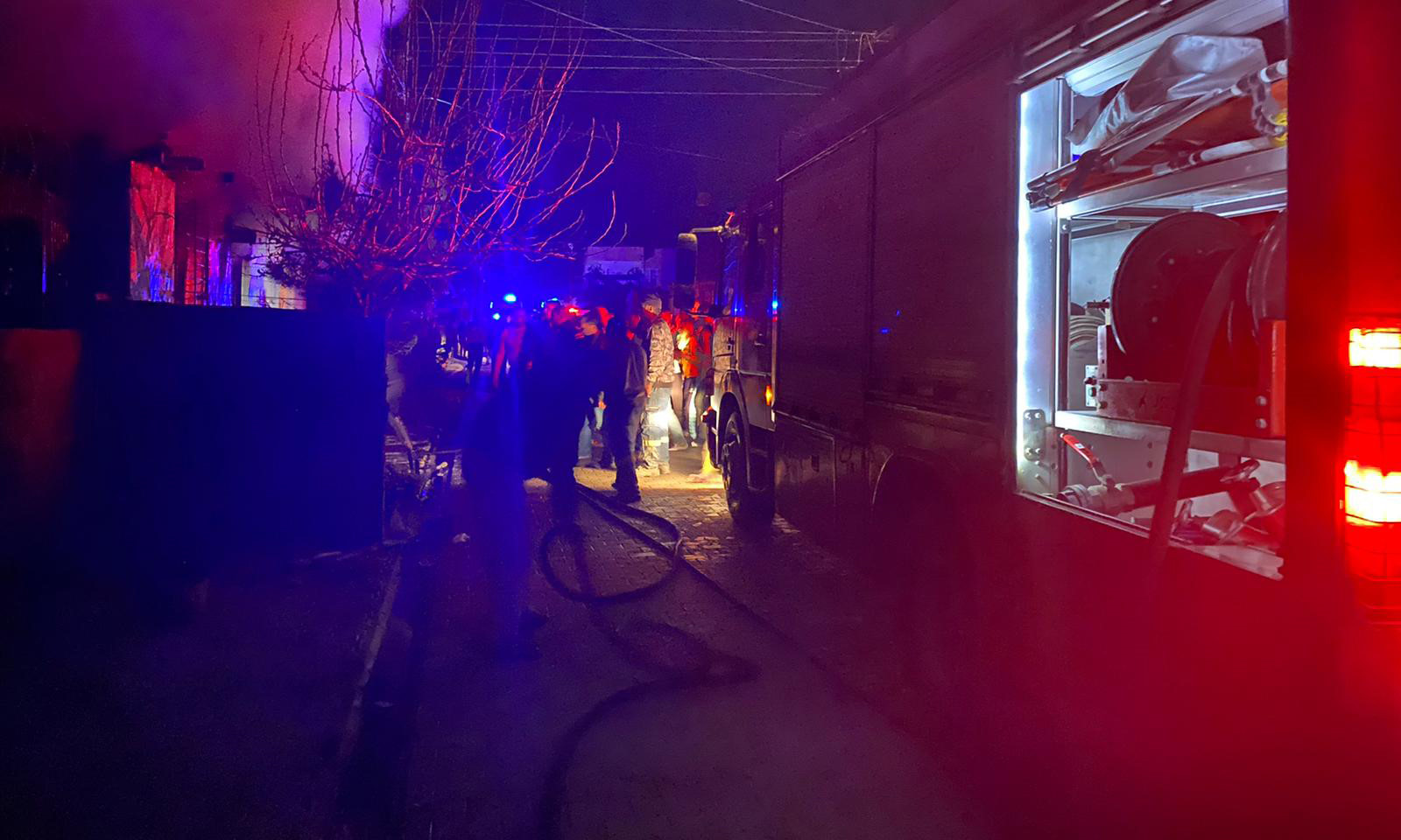 Ceyhan'da bir evde elektrik kontağından yangın çıktı.