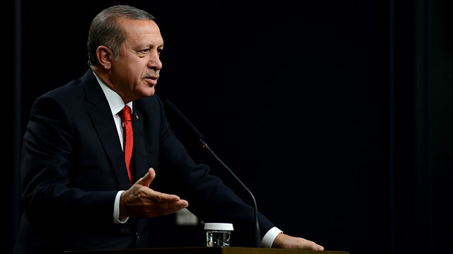 Cumhurbaşkanı Erdoğan ödül alanları kutladı.