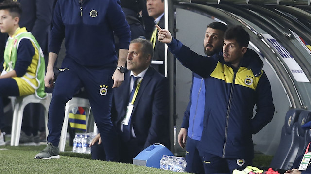 Maçta oldukça heyecanlı gözüken Emre Belözoğlu arkadaşlarına uyarılarda bulundu.