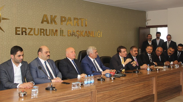 İyi Parti meclis üyeleri AK Parti’ye geçti.   