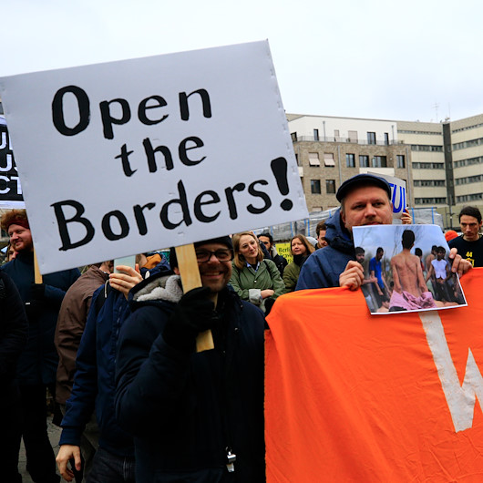 Merkel ve Miçotakisin sığınmacı politikası protesto edildi