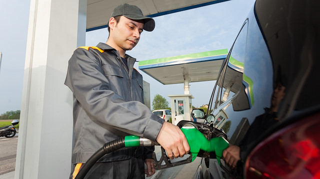 Petrol fiyatlarındaki yüzde 25'lik düşüş sonrası benzin ve motorinde de büyük indirim bekleniyor.