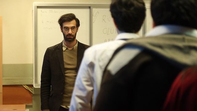 Dizinin başrolünde yer alan İlker Kaleli, bir öğretmeni canlandırıyor.