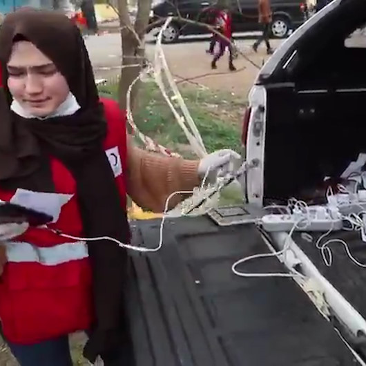 Türk Kızılayından sığınmacılara mobil şarj desteği hizmeti