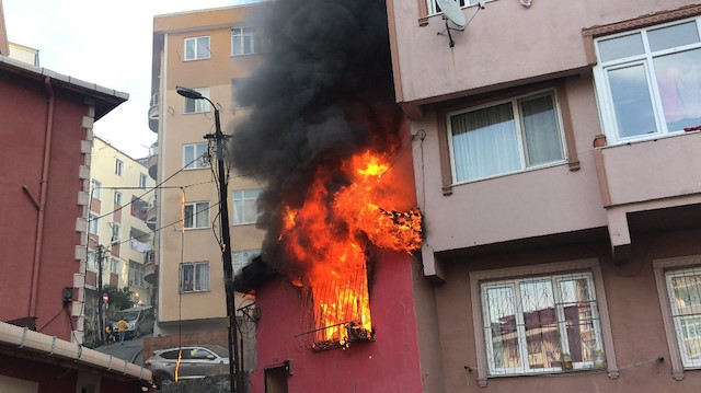 Alevlerin tüm binayı sarması üzerine yangını fark eden vatandaşlar durumu itfaiye ekiplerine bildirdi.