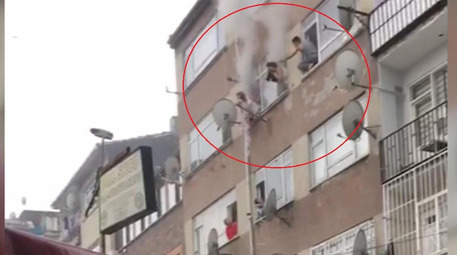 Binada mahsur kalanlar pencereye çıkıp kurtarılmayı bekledi. 