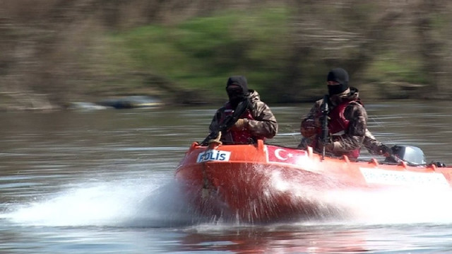 Meriç Nehri’nde göreve başlayan özel harekat polisleri.