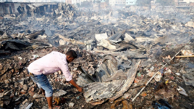 Bangladeş'de gecekondu mahallesinde çıkan yangında yüzlerce baraka kül oldu.