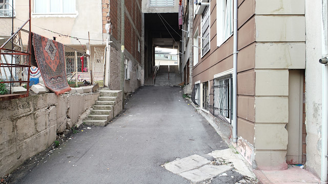 'Çıkmaz sokak' olarak adlandırılan geçit, yayalar tarafından kullanılıyor. 