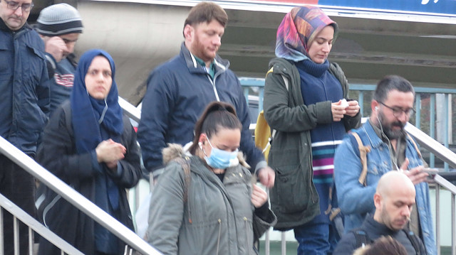 İstanbul'da vatandaşlardan toplu ulaşımda maskeli önlem