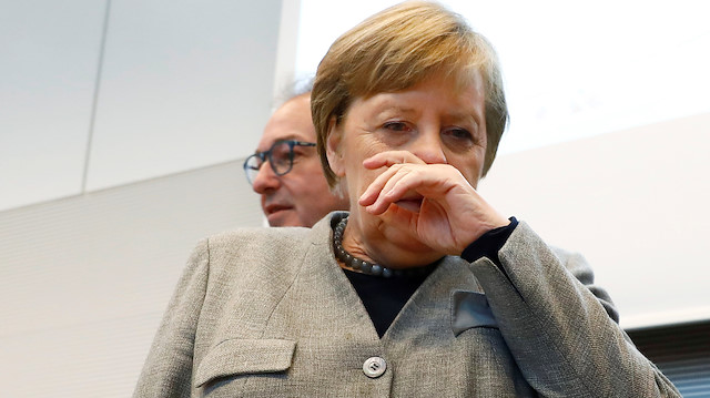 German Chancellor Angela Merkel r