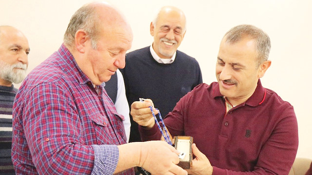 Tunceli Valisi Tuncay Sonel, Adana’da ziyaretine gelen ÇGC Başkanı Cafer Esendemir ve beraberindeki heyeti konuk etti. Esendemir, Adana Demirspor aşığı Sonel’e Mavi Lacivert tespih hediye etti.