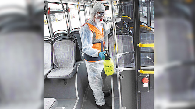 İETT ve özel halk otobüsleri sefer aralarında dezenfekte edildi.