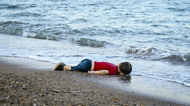 Body of Syrian toddler Aylan Kurdi washes off on the shore