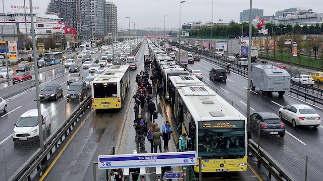 İstanbullular koronavirüs nedeniyle toplu taşımaya binmekten korkuyor. 