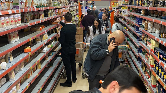 Koronavirüste ilk vakanın görülmesinin ardından bazı marketlerde belli ürünlere büyük talep olduğu görüldü.