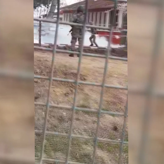 Yunan askerleri sağlık çadırına gaz fişeği attı