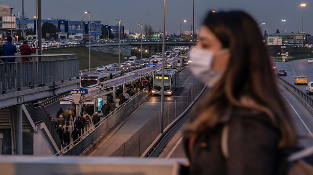 Metrobüslerde maskeli 'koronavirüs" önlemleri