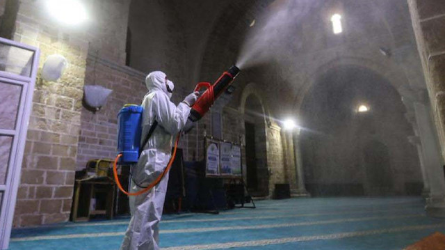 Amerikan medya organı CNN, Kaliforniya'da hapishanelerde uygulanan ziyartçi yasağını koronavirüs temizliği yapılan bir cami fotoğrafıyla servis etti.