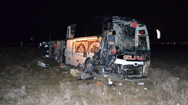 Aksaray'da yolcu otobüsü TIR'a çarptı.