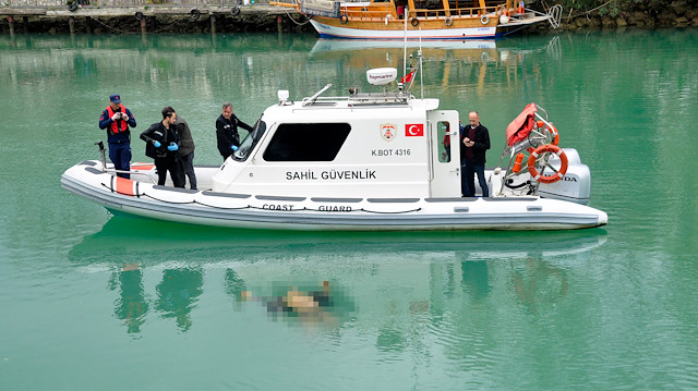 Kayıp ceset Sahil Güvenlik botlarınca karaya çıkartıldı. 
