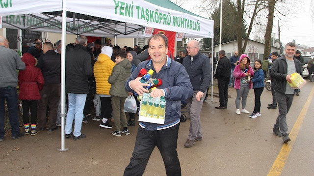 Türkiye'de görülen korona virüs vakasının ardından halk, kolonya ve el dezenfektanları satan noktalara akın etti.