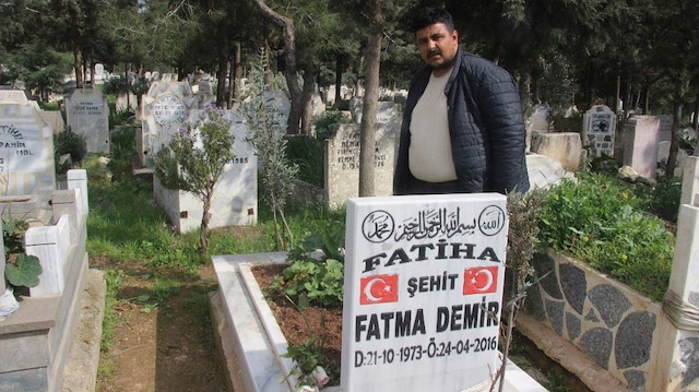 Mehmet Demir, annesi Fatma Demir’e ait mezar taşının birinin yerinden sökülerek çalındığını fark etti.