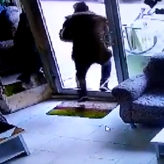 Berberden çıkarken cam kapıya kafa atarak parçaladı