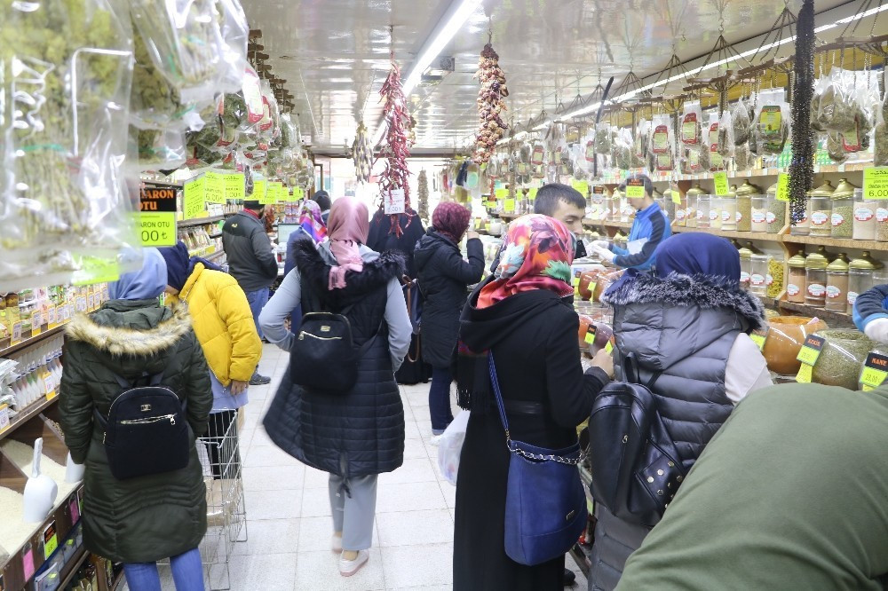 Vatandaşlar, alternatif tıp olan aktarlara akın etti.