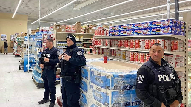 ABD'de bazı marketlerde tuvalet kağıtlarını polisler koruyor.
