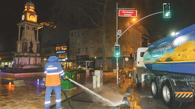 Sancaktepe Belediyesi temizlik görevlileri sokaklarda dezenfekte çalışmalarını sürdürüyor.