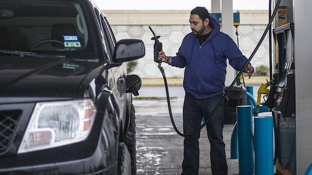 Petroldeki tarihi düşüşün ardından benzinde 3, motorinde ise iki büyük indirim gerçekleşmiş olacak.