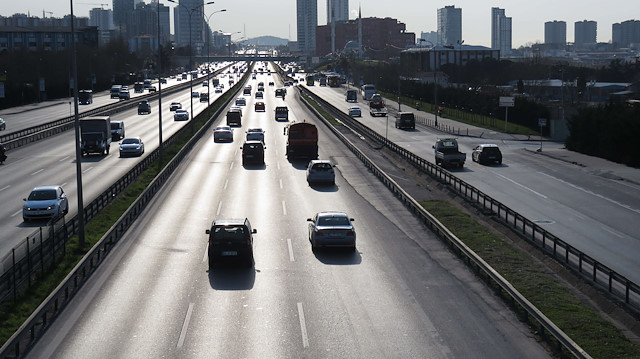 Her sabah iş trafiği dolayısıyla yoğunluğun oluştuğu İstanbul'un ana güzergahları tenhalaştı. 