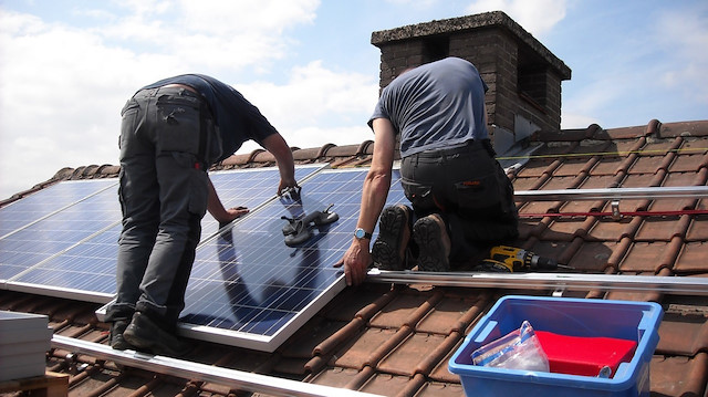 Çatı tipi güneş enerjisi sisteminin kurulumu iyi bir firma tarafından 2 gün içerisinde yapılabiliyor.