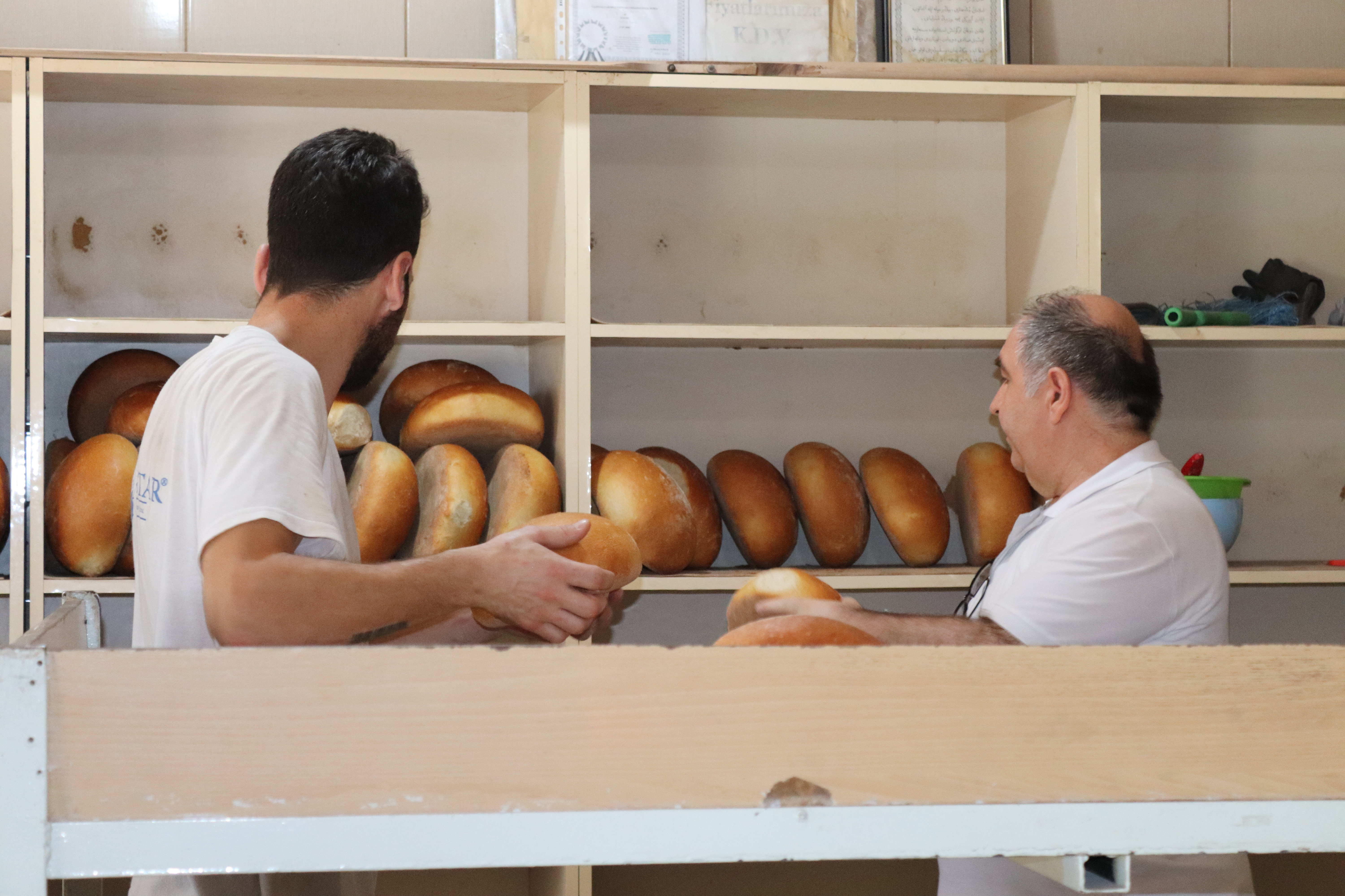 Türkiye'de üretilen ekmeklerin 3'te 2'si fırın dışı kanallarda satılıyor.