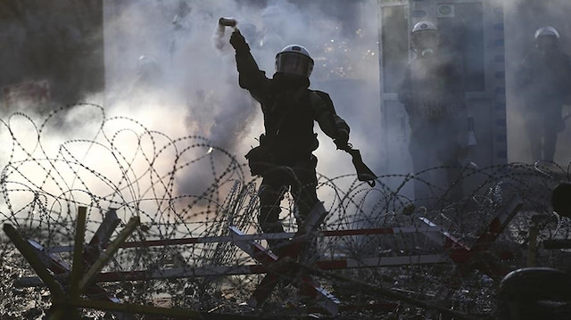 Yunan polisi gaz bombalarıyla göçmenlere saldırmaya devam ediyor.