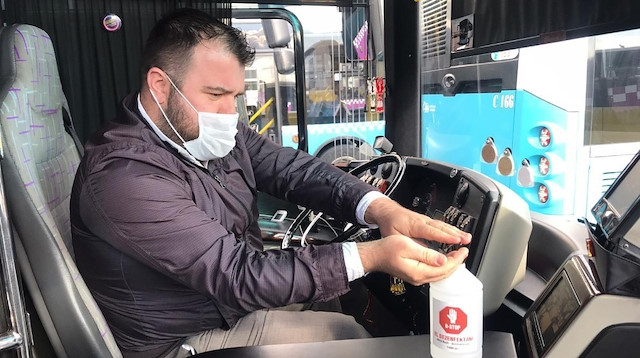 Özel halk otobüsüne dezenfektan kutuları konuldu.