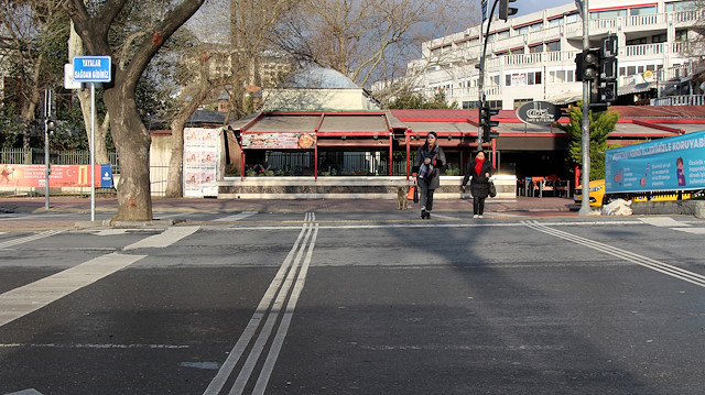 Beşiktaş'ta meydanlar ve sokaklar boş kaldı.  