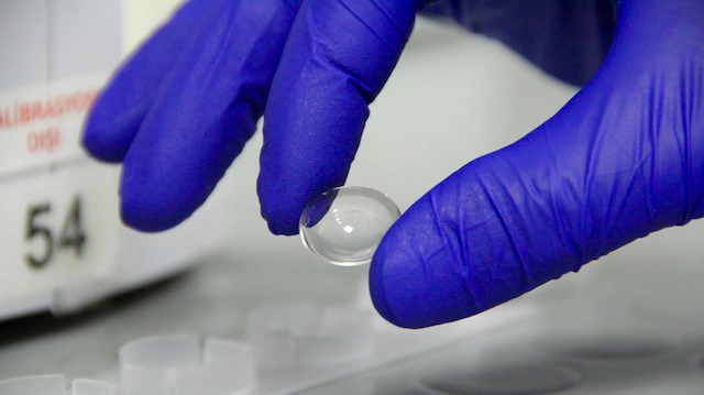 Koronavirüs gözden de yayılabilir: Kontakt lens kullanılmalı mı?