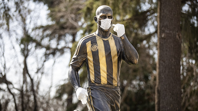 Face mask and medical gloves were put on the statue of Alex de Souza in Istanbul

