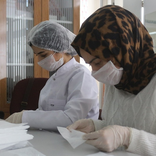 Meslek liseleri fabrika gibi maske üretiyor