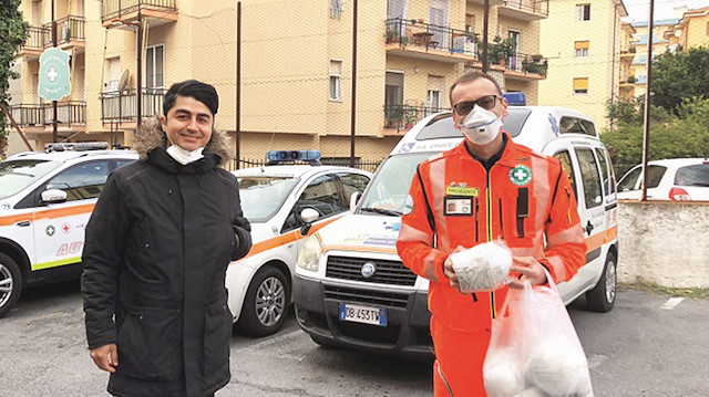 İtalya’daki Türkler maskeleri yetkililere teslim etti.
