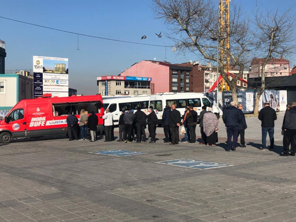 Esenler Dörtyol'da İBB tarafından kandil simidi dağıtıldı.