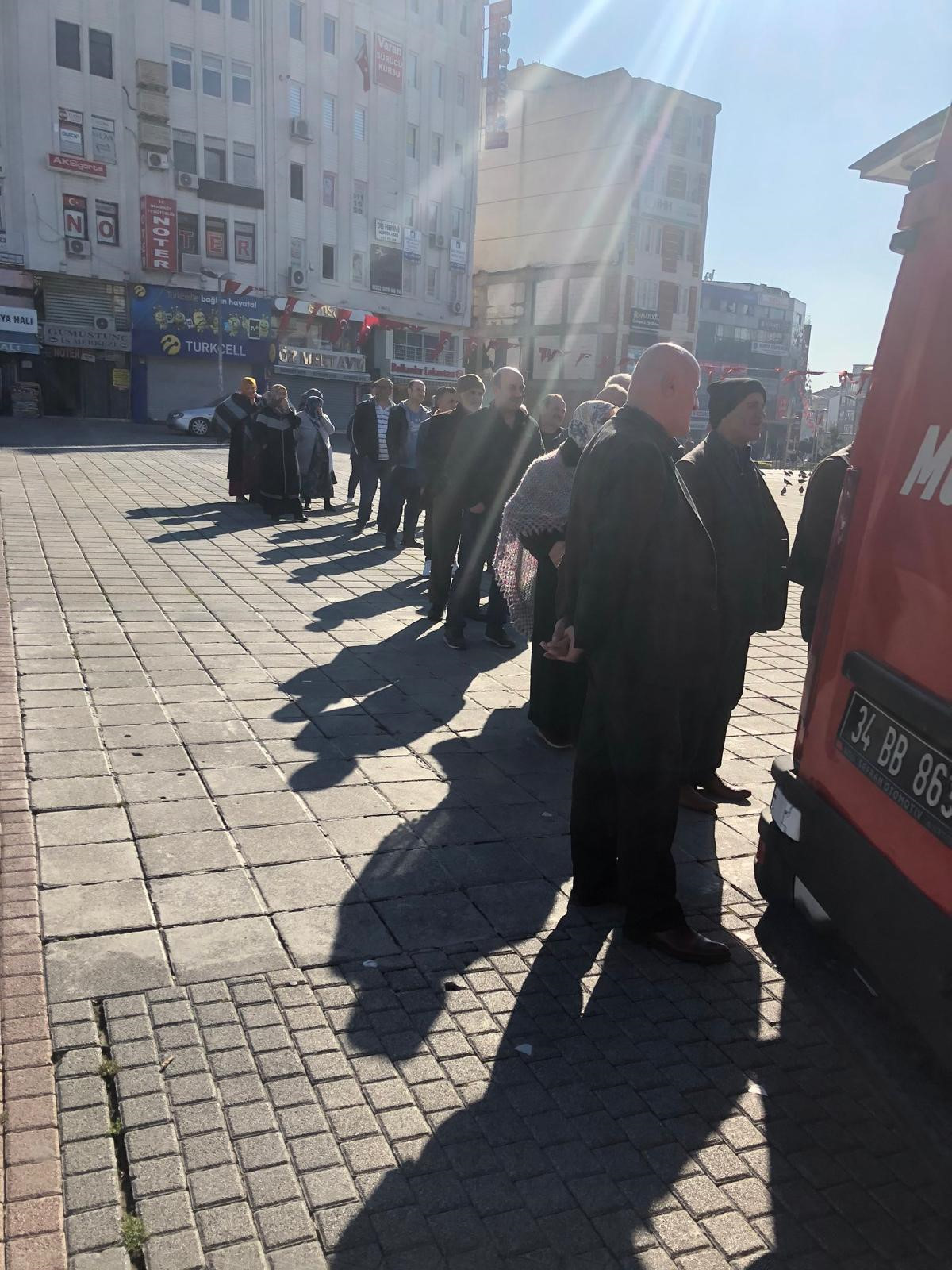 Esenler Dörtyol'da İBB tarafından kandil simidi dağıtıldı.