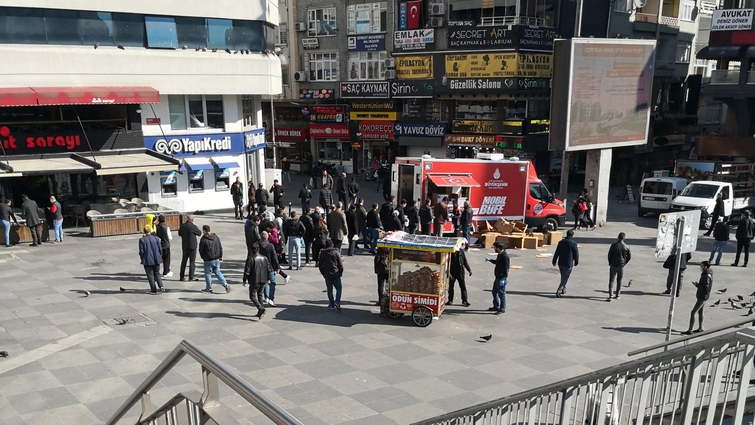 Şirinevler Meydanı'nda İBB mobil büfesi önünde kuyruk oluştu.
