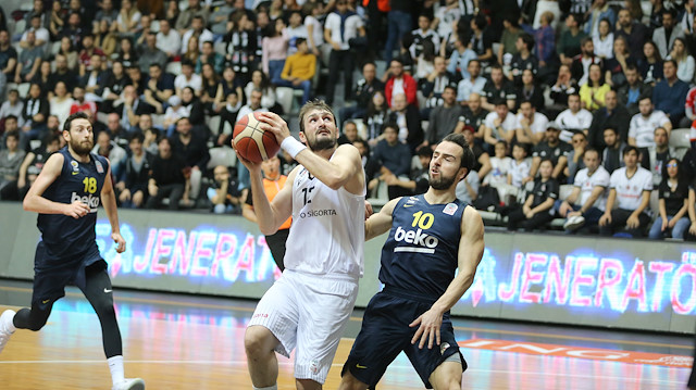 Fenerbahçe, yurt dışında son olarak Euroleague maçında 6 Mart tarihinde Khimki Moskova ile deplasmanda karşılaşmış ardından ING Basketbol Süper Ligi’nde 8 Mart’ta Beşiktaş ve 15 Mart’ta da Tofaş ile oynamıştı.