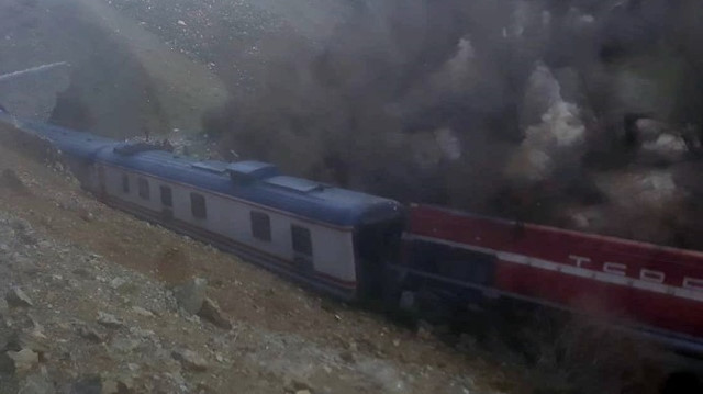 Heyelan nedeniyle trenin lokomotif kısmı raylardan çıktı. 