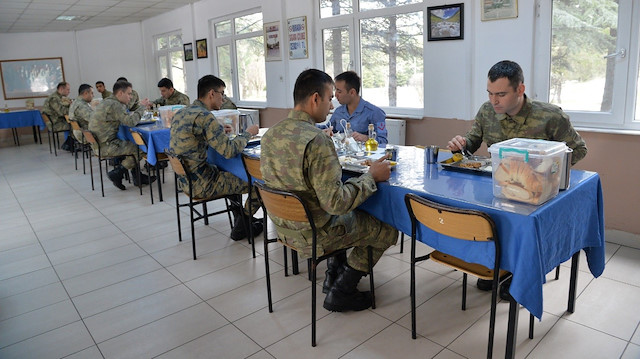 Askerlerin yemekhanede aralıklı oturdukları belirtildi. 