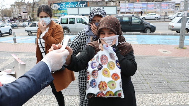 Abdülkadir Zeki Gülmez, kent merkezindeki vatandaşlara maskeleri tek tek dağıttı. 