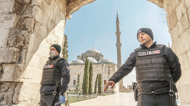 Fatih Camii’nde polis güvenlik önlemleri aldı.